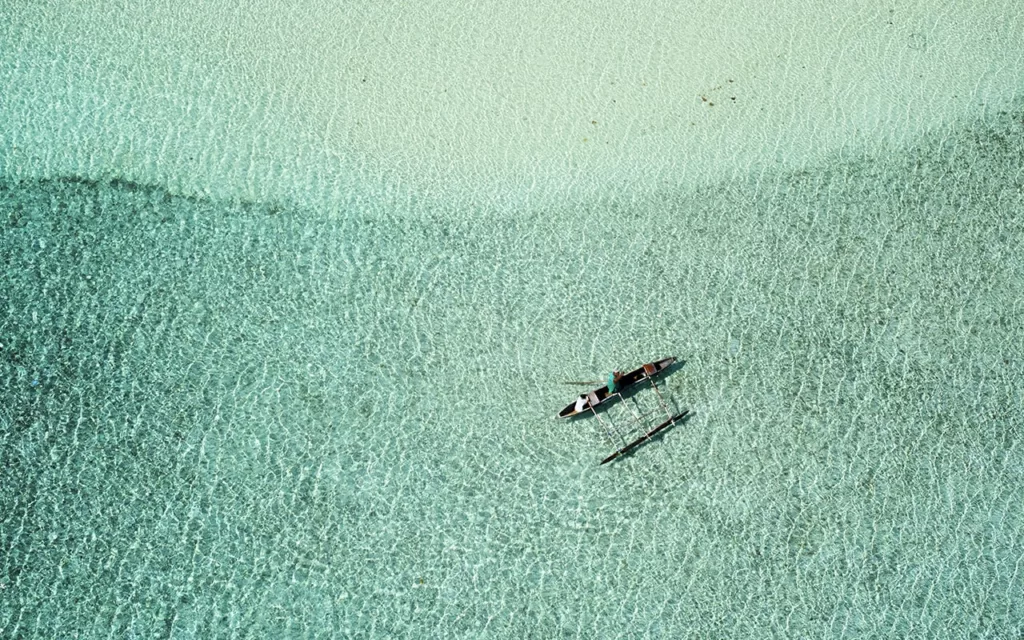 Veduta aerea di un’imbarcazione su acqua limpida vicino a Efate.